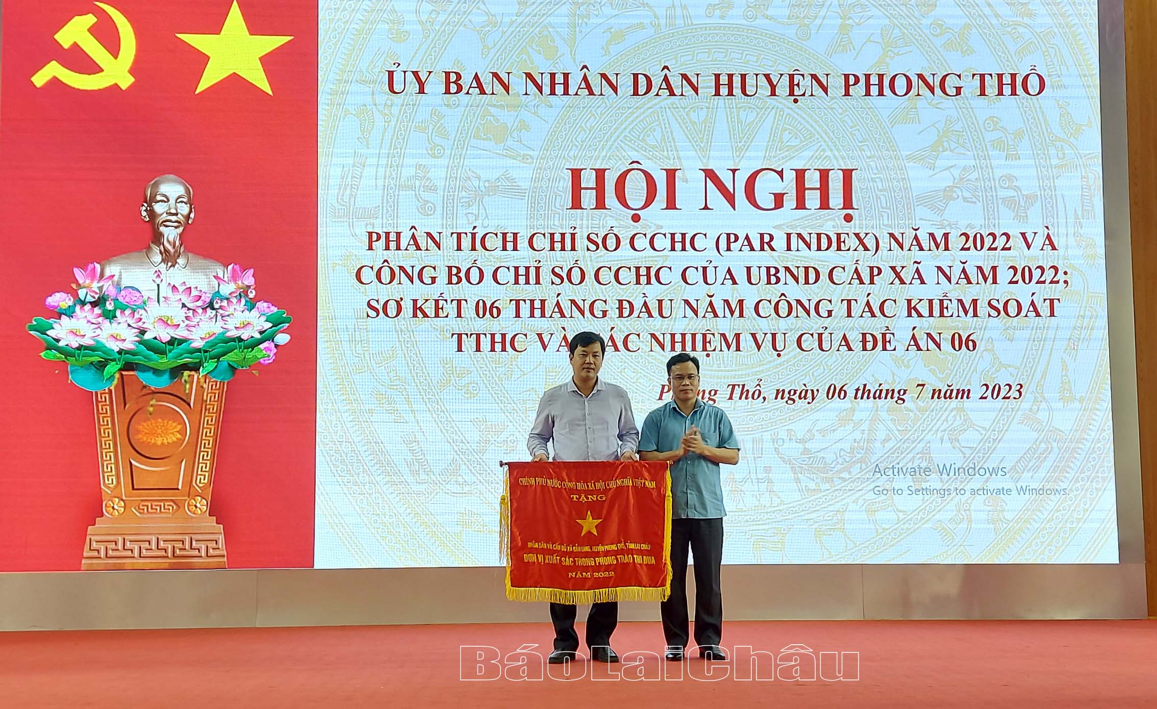Thừa ủy quyền của Thủ tướng Chính phủ, đồng chí Trần Bảo Trung – Chủ tịch UBND huyện Phong Thổ trao cờ đơn vị hoàn thành xuất sắc, toàn diện nhiệm vụ công tác, dẫn đầu phong trào thi đua yêu nước năm 2022 cho xã Bản Lang. 